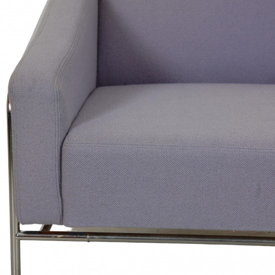 Arne Jacobsen 3301 Airport chair in purple fabric