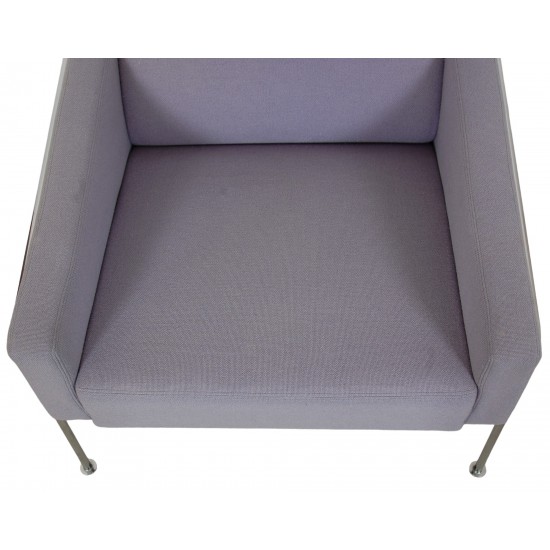 Arne Jacobsen 3301 Airport chair in purple fabric