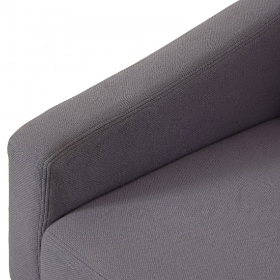 Arne Jacobsen 3301 Airport chair in purple fabric