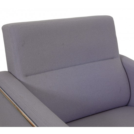 Arne Jacobsen 3301 Airport chair in purple fabric