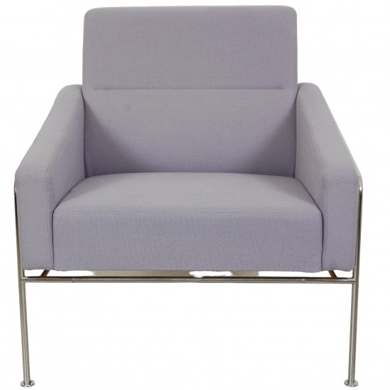Arne Jacobsen Airport chair 3301 in purple fabric