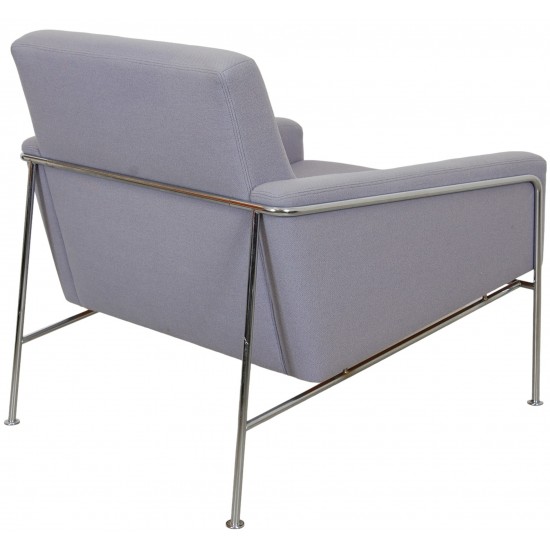 Arne Jacobsen Airport chair 3301 in purple fabric