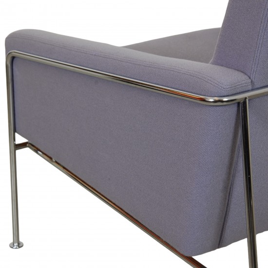 Arne Jacobsen Airport chair 3301 in purple fabric