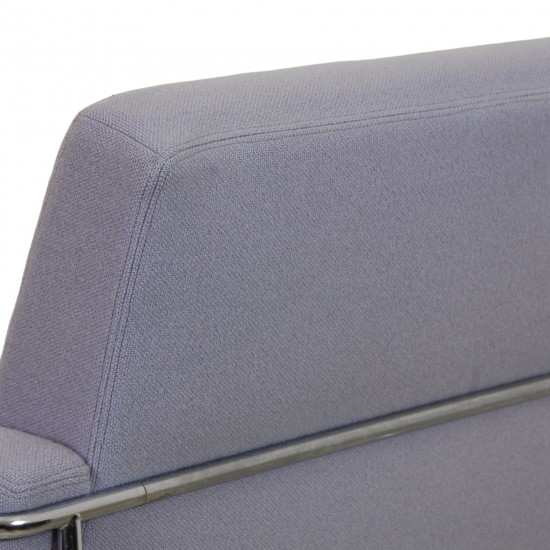 Arne Jacobsen Airport chair 3301 in purple fabric