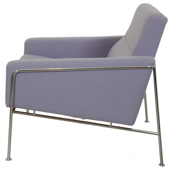 Arne Jacobsen Airport chair 3301 in purple fabric