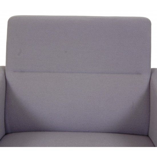 Arne Jacobsen Airport chair 3301 in purple fabric