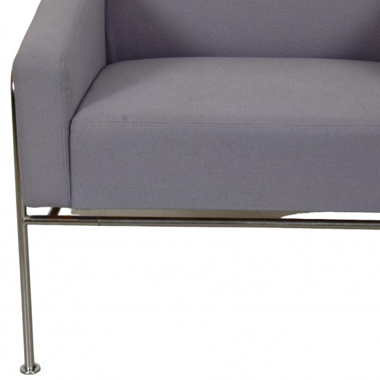 Arne Jacobsen Airport chair 3301 in purple fabric