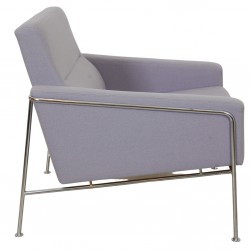 Arne Jacobsen Airport chair 3301 in purple fabric