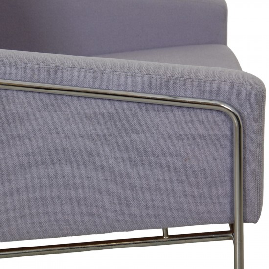 Arne Jacobsen Airport chair 3301 in purple fabric