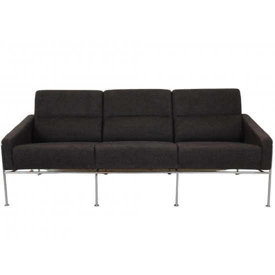 Arne Jacobsen 3-personers 3303 sofa i gråt Hallingdal stof