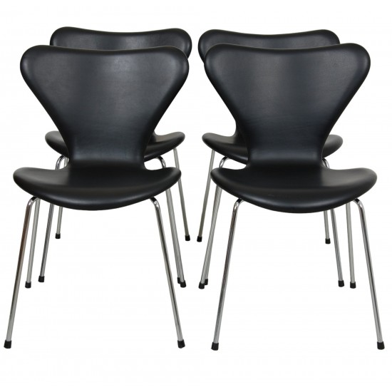 Sæt på fire Arne Jacobsen syver stole i sort læder
