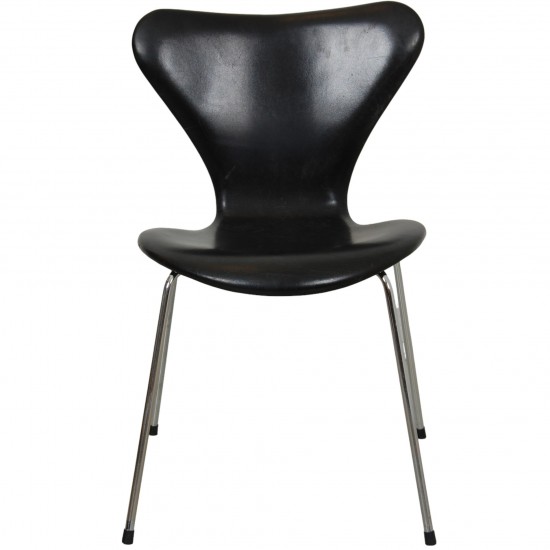 Set of four Arne Jacobsen Seven chairs in black leather