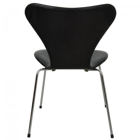 Set of four Arne Jacobsen Seven chairs in black leather