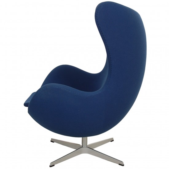 Arne Jacobsen Egg chair in blue fabric