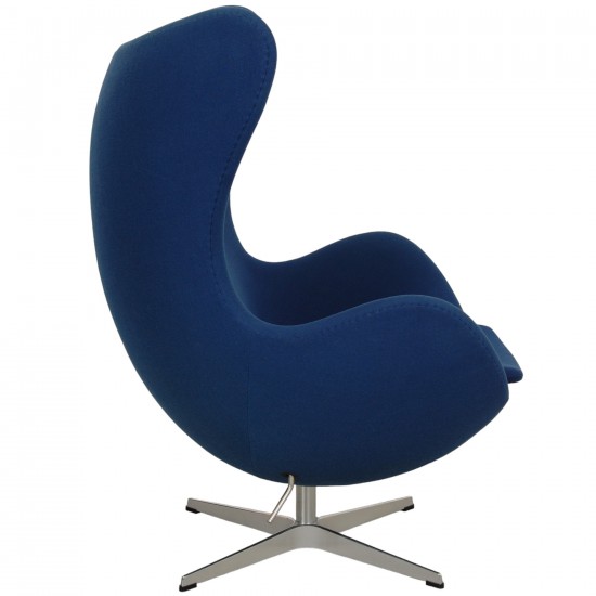 Arne Jacobsen Egg chair in blue fabric