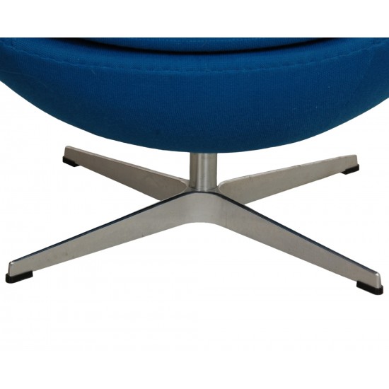 Arne Jacobsen Egg chair with ottoman in blue fabric