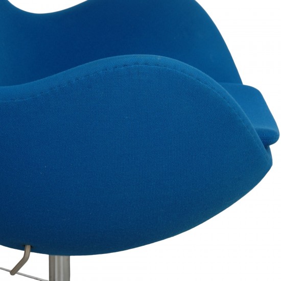 Arne Jacobsen Egg chair with ottoman in blue fabric