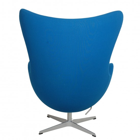 Arne Jacobsen Ægget stol med skammel i blåt stof