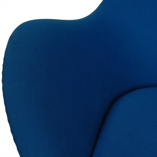 Arne Jacobsen Egg chair with ottoman in blue fabric