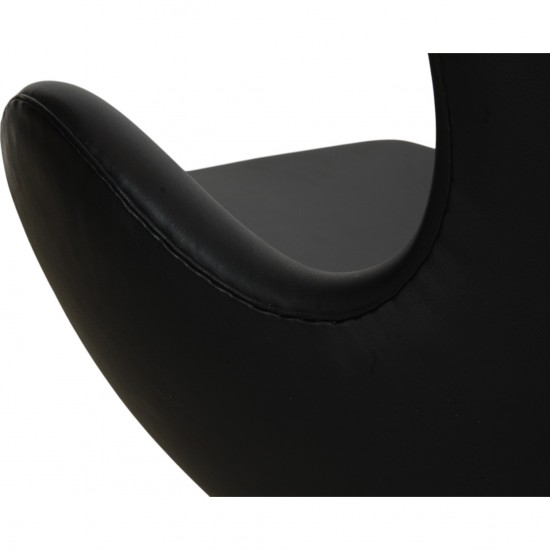 Arne Jacobsen Ægget stol i sort Aura læder