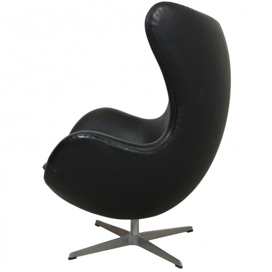 Arne Jacobsen Egg chair in patinated black leather