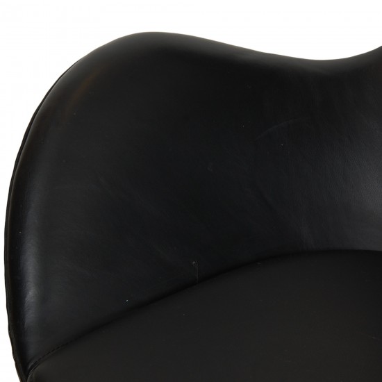 Arne Jacobsen Egg chair in patinated black leather