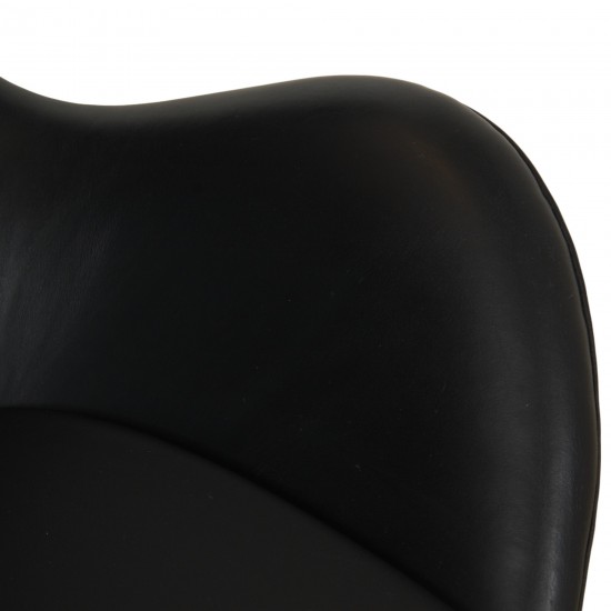 Arne Jacobsen Egg chair in patinated black leather