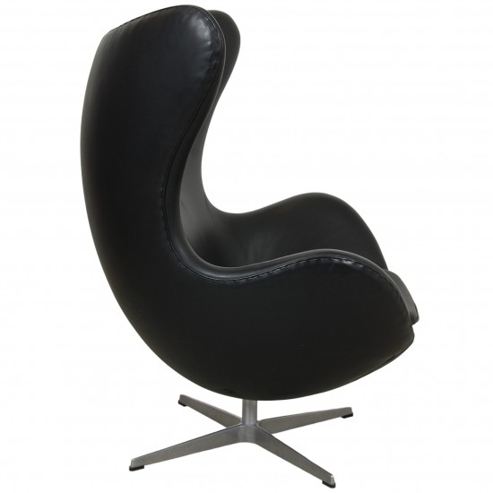Arne Jacobsen Ægget stol i patineret sort læder