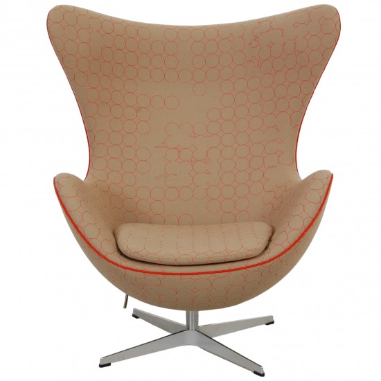 Arne Jacobsen Ægget stol i beige stof