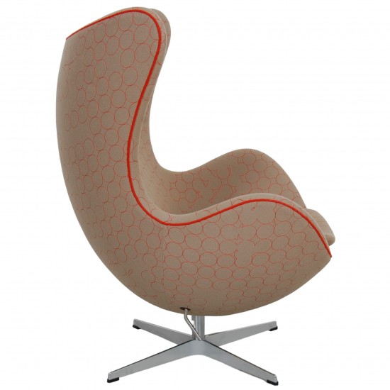 Arne Jacobsen Egg chair in beige fabric