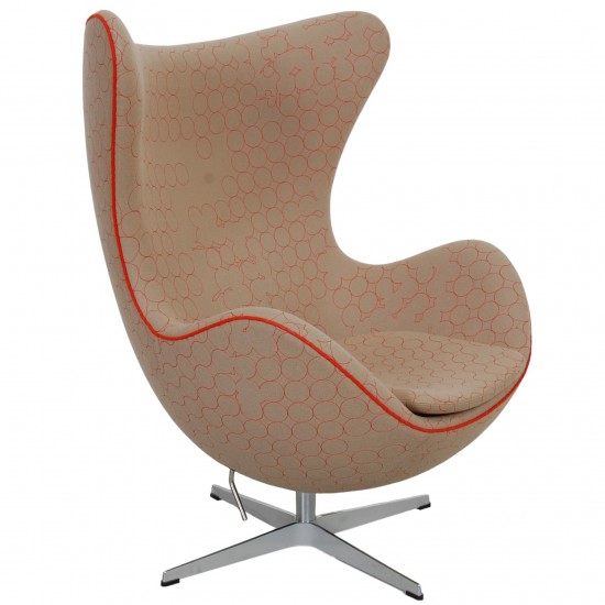 Arne Jacobsen Ægget stol i beige stof