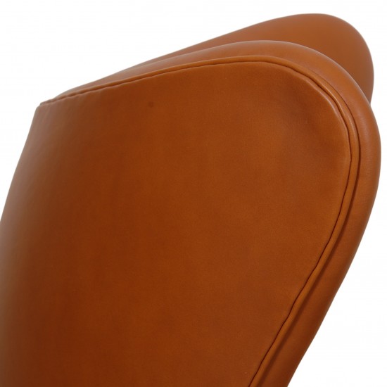 Arne Jacobsen Egg chair in walnut grace leather