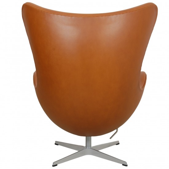 Arne Jacobsen Egg chair in walnut grace leather