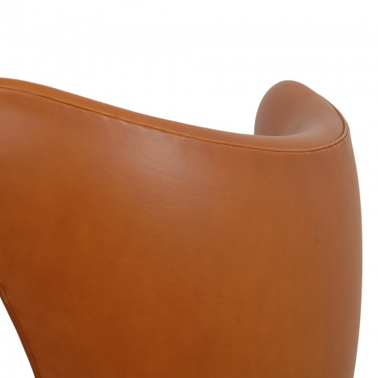 Arne Jacobsen Egg chair in walnut grace leather