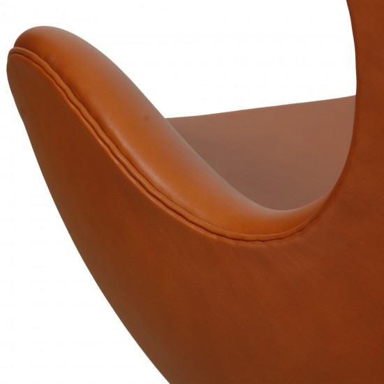 Arne Jacobsen Egg chair in walnut grace leather