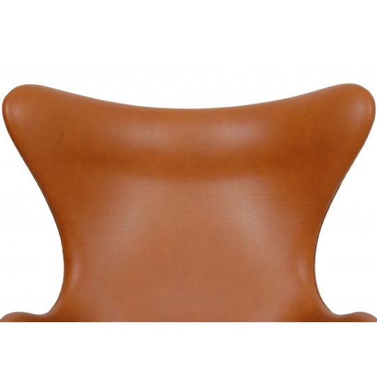 Arne Jacobsen Egg chair in walnut grace leather