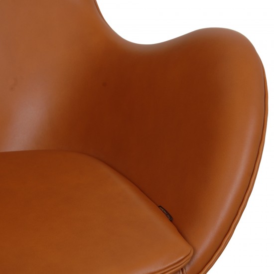 Arne Jacobsen Egg chair in walnut grace leather