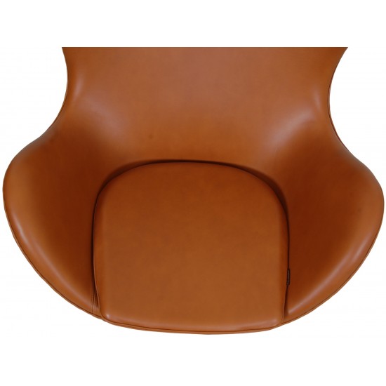 Arne Jacobsen Egg chair in walnut grace leather