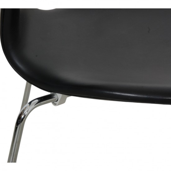 Sæt af fire Arne Jacobsen Syver stole i sort Essential læder