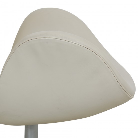 Arne Jacobsen tall Swan chair in white leather