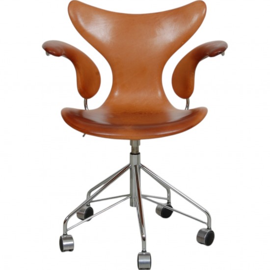 Arne Jacobsen Lilje kontorstol i patineret cognac læder