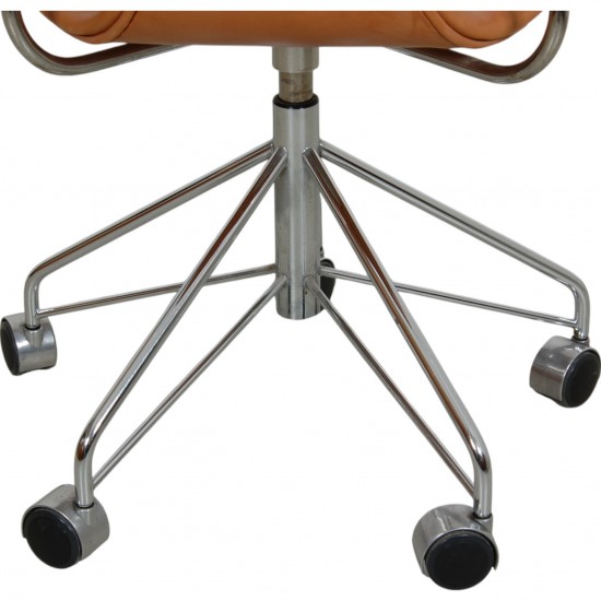 Arne Jacobsen Lilje kontorstol i patineret cognac læder