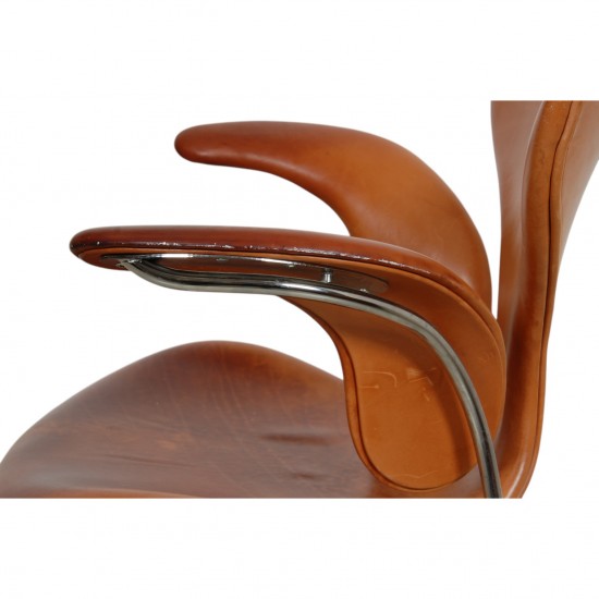 Arne Jacobsen Lilje kontorstol i patineret cognac læder