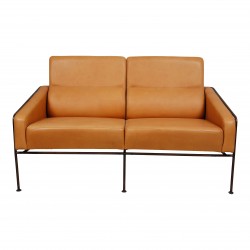 Arne Jacobsen 2.pers Lufthavnssofa i cognac anilin læder og stel af messing Arne Jacobsen 2.pers Lufthavnssofa i cognac anilin læder og stel af messing