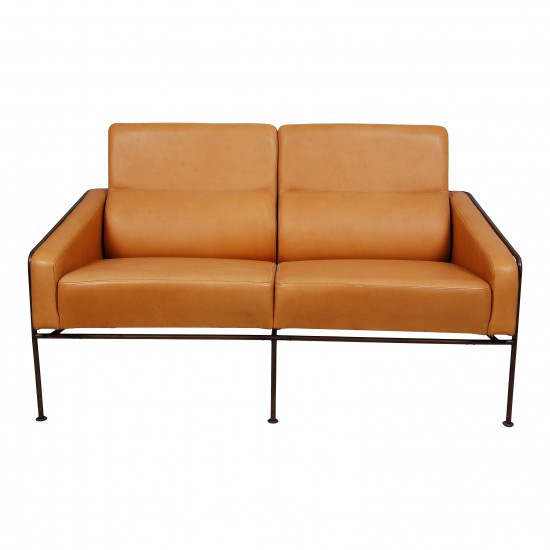 Arne Jacobsen 2-seater Airport sofa with cognac aniline leather and brass frame.