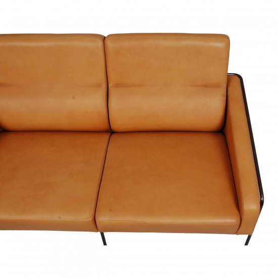 Arne Jacobsen 2-seater Airport sofa with cognac aniline leather and brass frame.