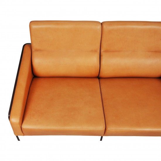 Arne Jacobsen 2-seater Airport sofa with cognac aniline leather and brass frame.