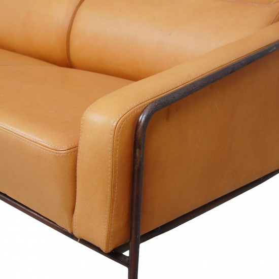 Arne Jacobsen 2-seater Airport sofa with cognac aniline leather and brass frame.