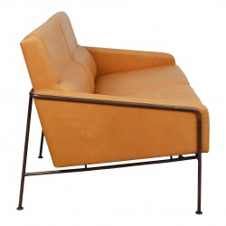 Arne Jacobsen 2.pers Lufthavnssofa i cognac anilin læder og stel af messing Arne Jacobsen 2.pers Lufthavnssofa i cognac anilin læder og stel af messing