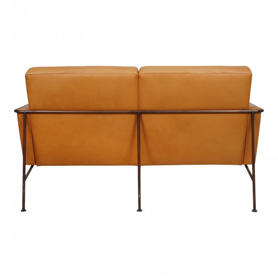 Arne Jacobsen 2-seater Airport sofa with cognac aniline leather and brass frame.